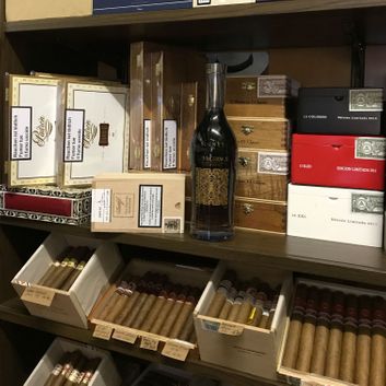 Karibische Zigarrenschachteln Padron und Davidoff und französische Hedon
