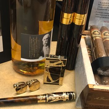 Accessori Dupont in oro, cofanetto di sigari e whisky pregiato